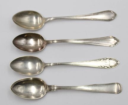 3 cuillères à café en argent de 800 et 1 en argent