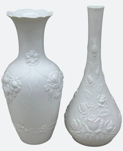 2 vases « Kaiser », blancs, avec décor floral en r