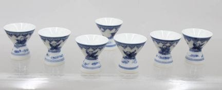 7 verres à saké japonais en porcelaine, 1 fissure 