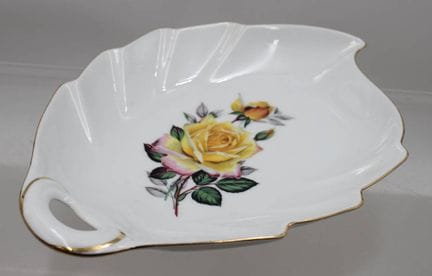 Assiette creuse, décor de roses, porcelaine dure d