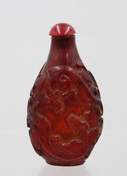 Antica tabacchiera cinese, ambra rossa, intagliata