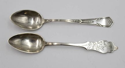 2 cuillères à café en argent de 800, assorties, 28