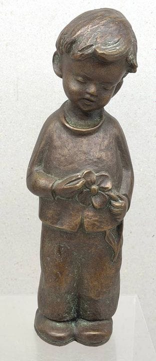 Figurine de garçon avec une fleur, agathite, H-30 