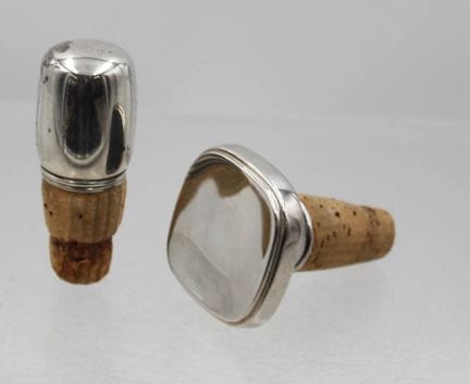 2 porte-bouchons, 1 modèle 835 en argent, 1 modèle