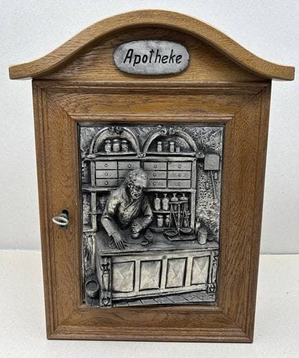 Wandschränkchen "Apotheke" beschriftet, mit Zinn H