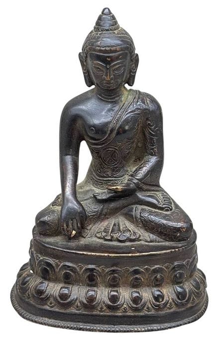 Bouddha en bronze avec des motifs gravés sur la ro