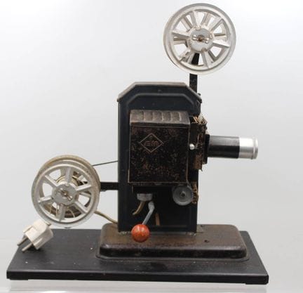 historischer 35-mm-Filmprojektor mit Handkurbel, E