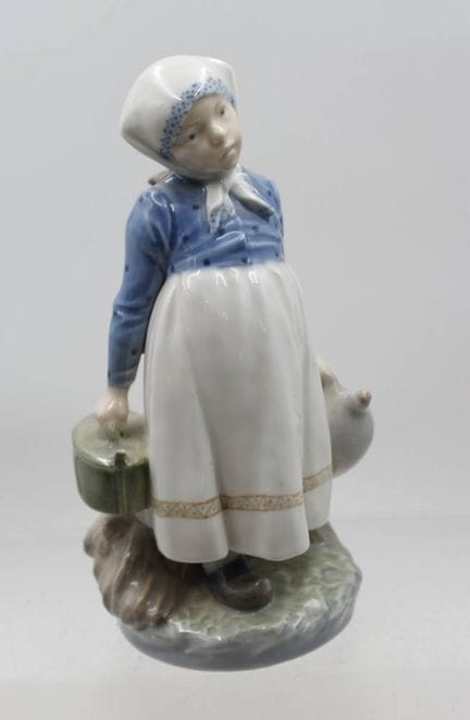 端着餐盘的女仆，皇家哥本哈根，型号815，设计师C. Thomsen，高约22厘米