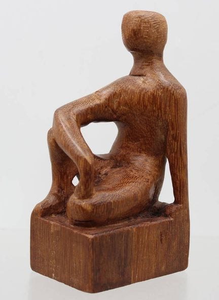 Sculpture en bois représentant un personnage assis
