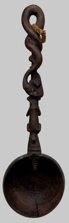 Grande louche en bois, sculptée de motifs figurati
