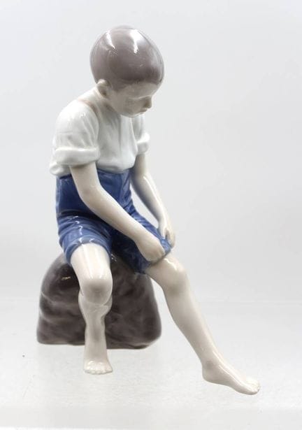 石上少年，Bing &amp; Grøndahl，型号1757，高约20厘米