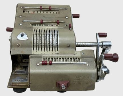 Brunswiga RK 13, calculatrice mécanique de bureau.