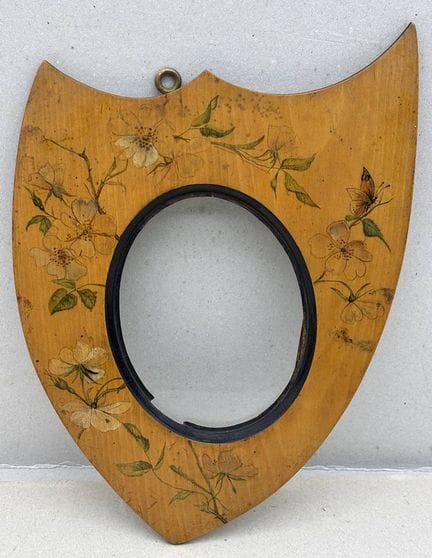 Cornice ovale da parete con decorazioni a pirograf