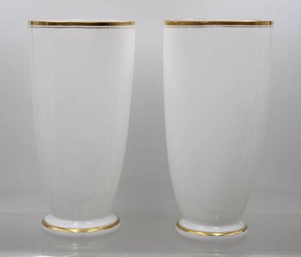 Paire de vases en verre dépoli, probablement vers 
