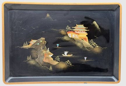 Grand plateau japonais en laque avec motif de temp