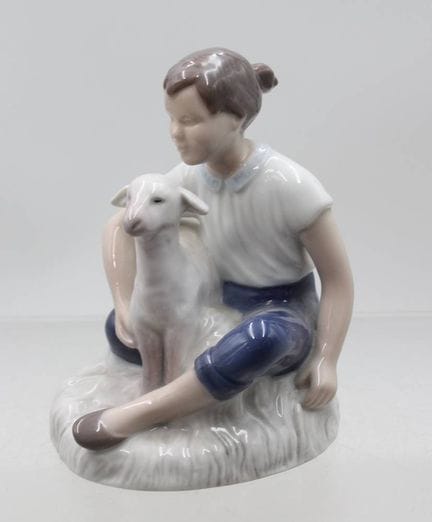 Niña sentada con un cordero, n.º de modelo 2336, B