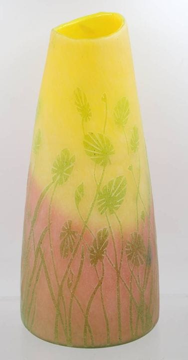Grand vase en verre d'art bicolore, décor floral t
