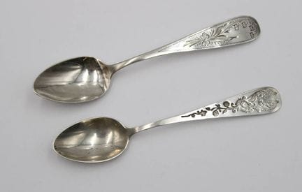 2 cuillères à café en argent de 800, chacune prése