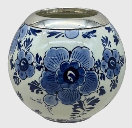 Petit vase de Delft décoré de motifs bleus, bordur