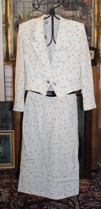 皮埃尔·巴尔曼（Pierre Balmain）设计的复古套装（包括一件短款西装外套和一条配套半身裙）