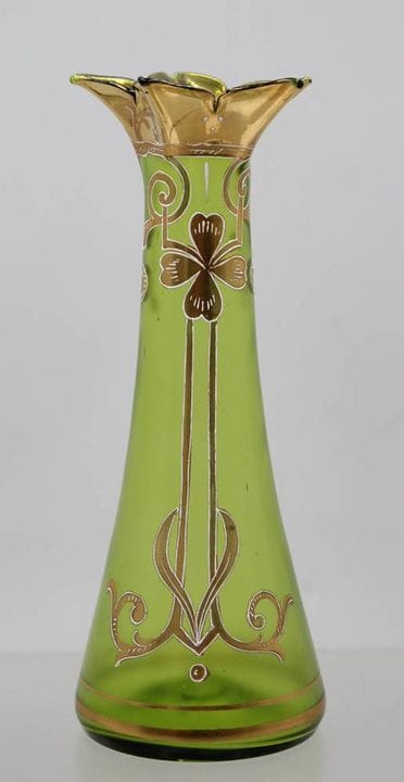 Vase datant des années 1900, en verre vert décoré 