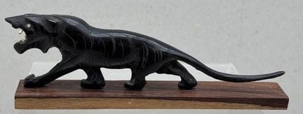 Panthère noire en corne de buffle d'eau sur socle 