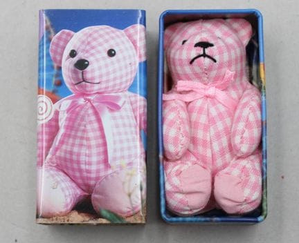 un ours en peluche miniature issu de la collection
