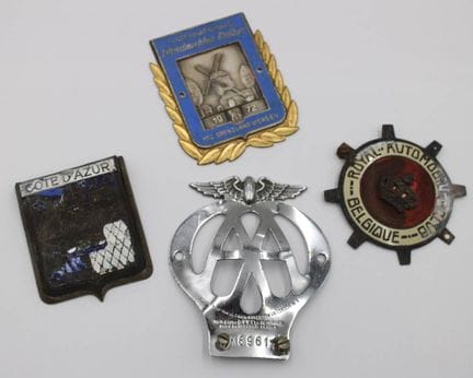 4 insignes automobiles divers, en partie recouvert