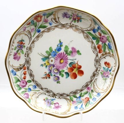 Assiette décorative à motif floral et bordure doré