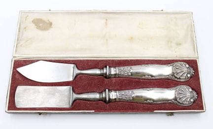 Couteaux à beurre et à fromage, vers 1900, manches