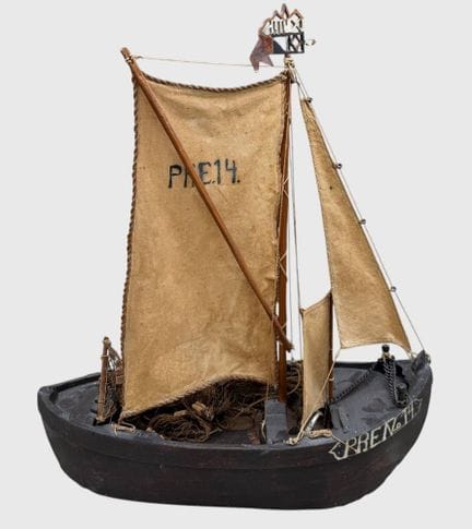 Maquette ancienne d'un bateau de pêche en bois, à 