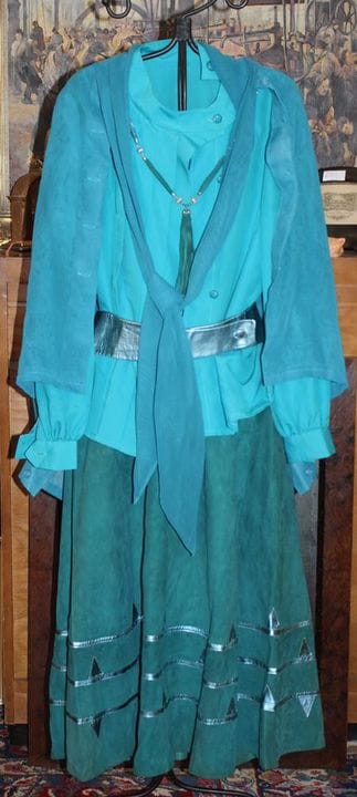 一套源自1980年代的独家复古高级定制套装，采用细腻的麂皮（Suede）以及与之相配的丝绸或粘胶面料