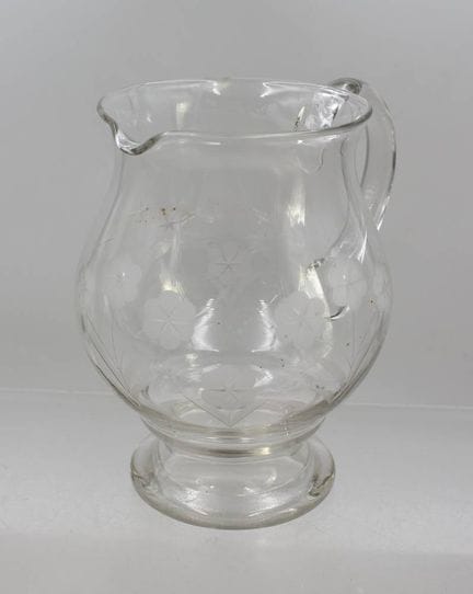 Cruche à eau ou à jus vintage, décor floral gravé,