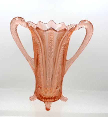 Vase en verre moulé rose de style Art déco (verre 