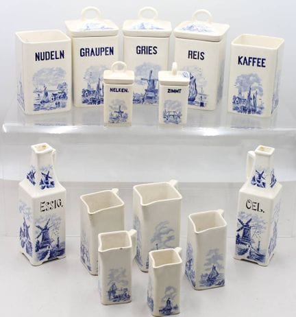 Un lot de divers récipients de cuisine anciens, de