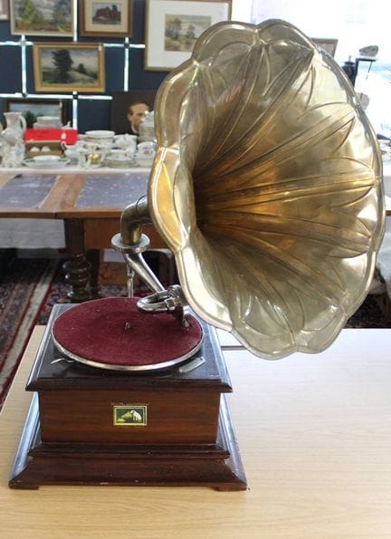 Gramophone à pavillon, « His Master's Voice ». L'a