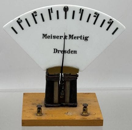 un appareil de mesure historique, analogique, à bo