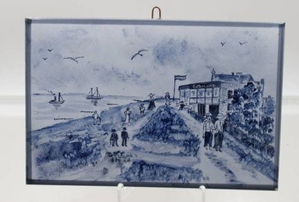 Carreau mural, vue de Husum, 1 petit éclat, env. 1