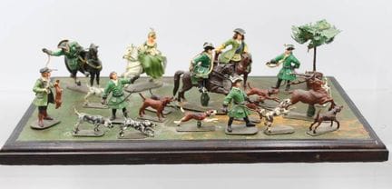 Figurines en étain sur plateau, peintes, scène de 