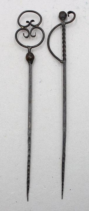 Une paire de broches en fer forgé ?, sans doute an