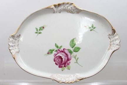ovale Porzellanplatte mit handgemaltem Rosendekor 