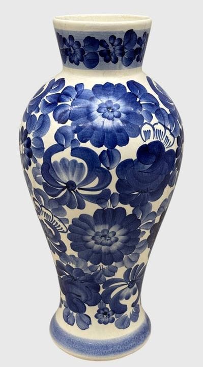 Grand vase en faïence décoré de motifs bleus, H 39