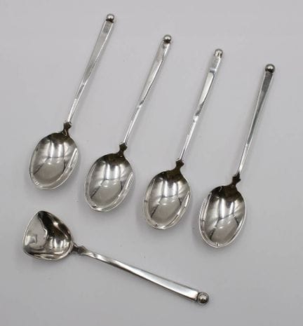 4 cuillères à café et une cuillère à sucre en arge