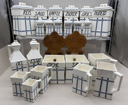 22 récipients de cuisine, tous portant des inscrip