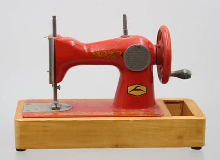 vintage Kindernähmaschine aus rotem Metall mit ein