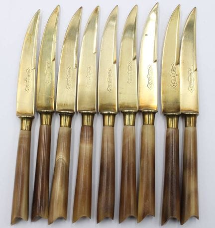 9 couteaux à fruits, bronze, manches aspect corne,