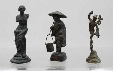 3 petites figurines diverses, probablement toutes 