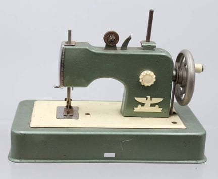 grüne Casige-Kindernähmaschine, Altersspuren, ca. 