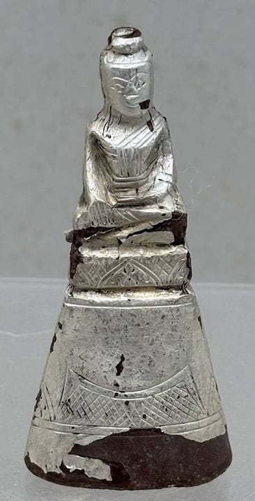 Statue de Bouddha en céramique, recouverte d'une f