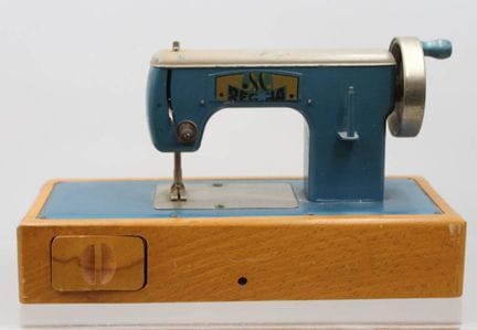 vintage Kindernähmaschine, Regina, mit einem Holzs